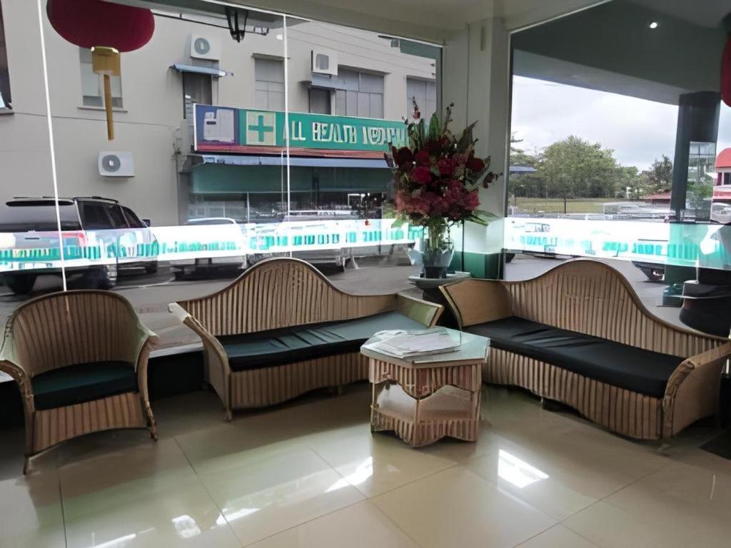 Hotel Hung Hung Кучинг Экстерьер фото