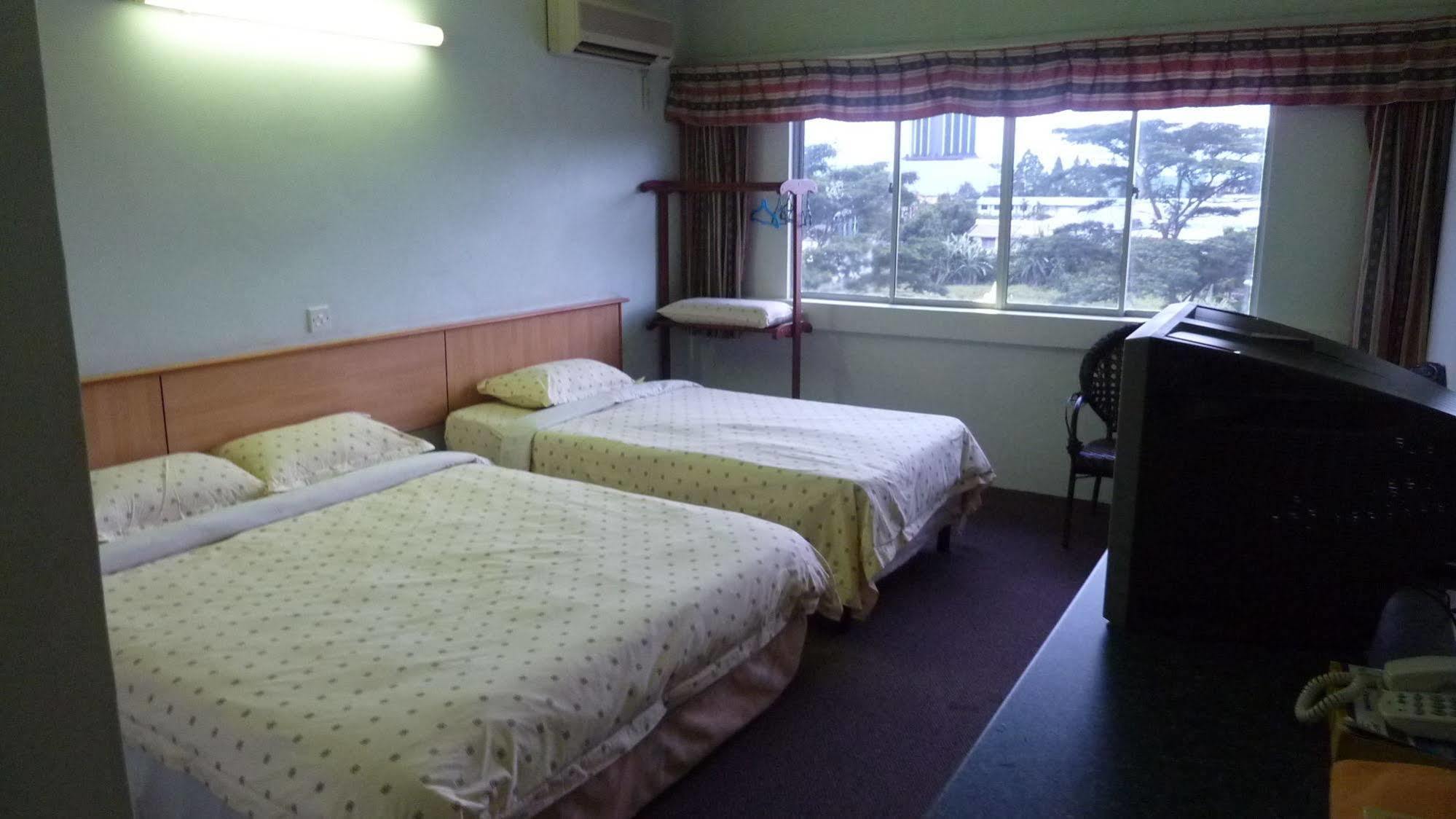 Hotel Hung Hung Кучинг Экстерьер фото